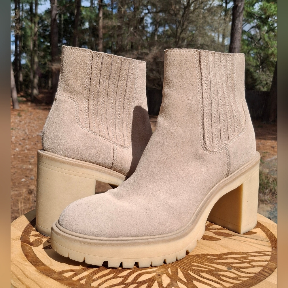 Dolce Vita Castor H2O Dune Suede Chelsea Style Pull On Ankle Booties Size 11